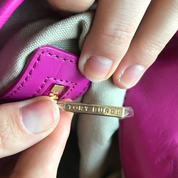 Tory Burch hand bag. - Picture 3 of 4